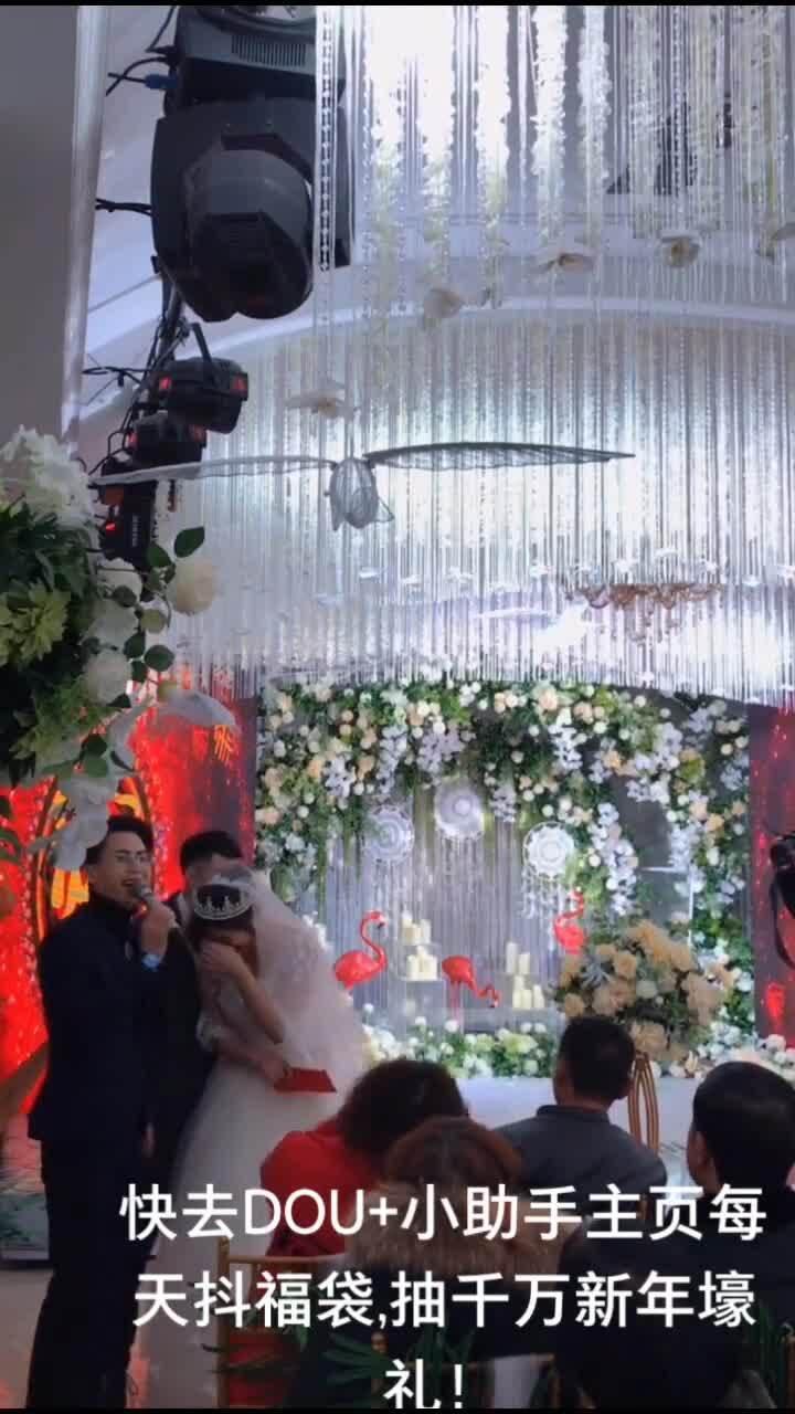 结婚改口的搞笑视频,结婚改口笑料百出，笑翻全场！