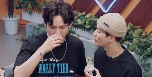 钟汉良喝茶表情包,茶香四溢，笑意盈盈